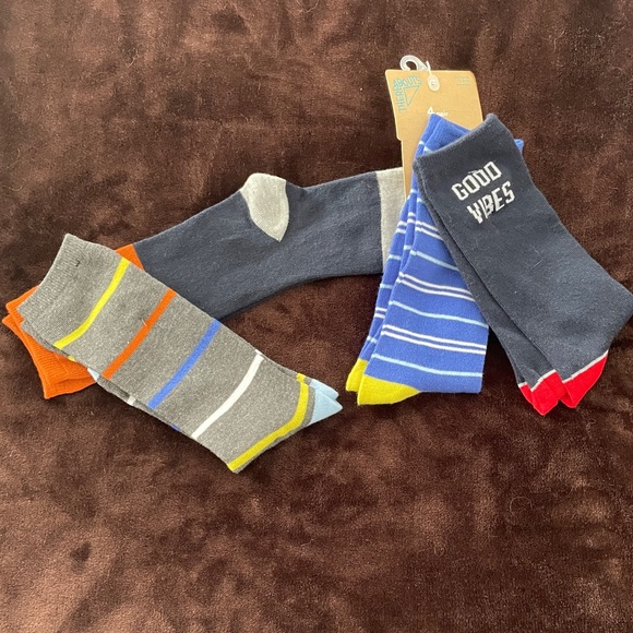 Four ( 4 ) pairs of boy’s socks! - Picture 2 of 6